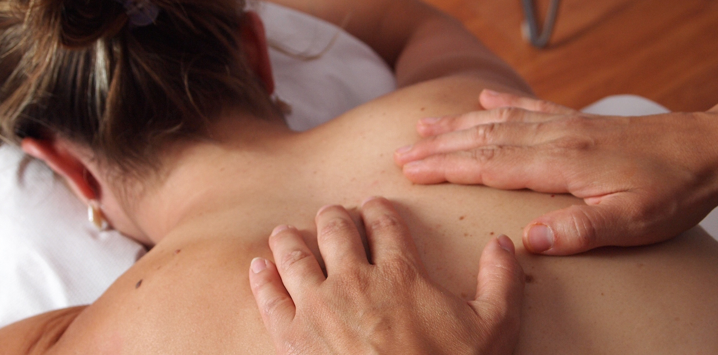 lymphatic-massage massage therapist hands touching woman's back